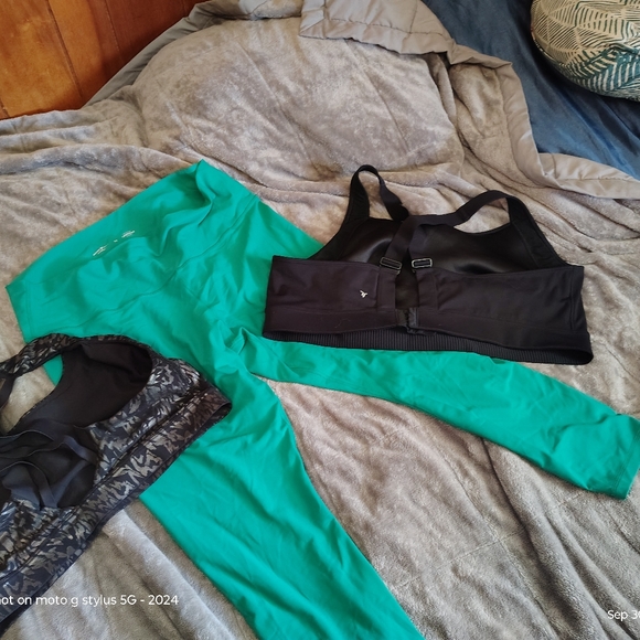 Old Navy Black and Green Women's Sports Bra and Leggings Set - Picture 2 of 4